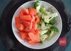 胡萝卜炒西兰花的做法图解2