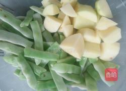 排骨炖豆角土豆的做法图解2