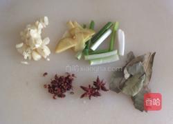 土豆粉皮焖鸡的做法图解2