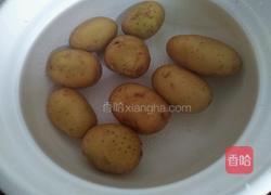 椒盐小土豆的做法图解1