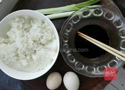 酱油炒饭的做法图解1