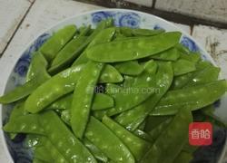 蒜炒荷兰豆的做法图解1