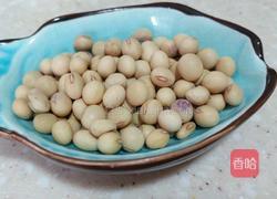 黄豆焖猪脚的做法图解1