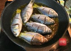 香煎小鲫鱼的做法图解3