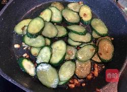 蒜香黄瓜片的做法图解7