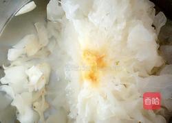 紫薯银耳百合粥的做法图解2