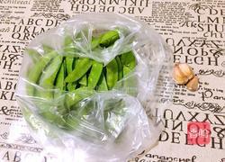 蒜蓉荷兰豆的做法图解1