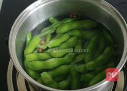 毛豆炖鸡翅根的做法图解1