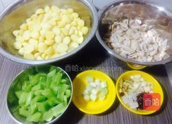 红烧土豆肥肠的做法图解1