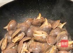 黄蛤粉丝煲的做法图解2