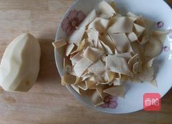 土豆炖干豆腐的做法图解1