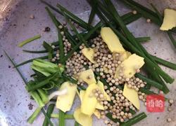 大肠炒豆芽的做法图解1