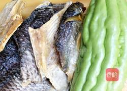 苦瓜咸鱼煲的做法图解1