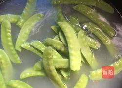 荷兰豆炒甜肠的做法图解2