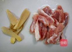金针菇青菜瘦肉汤的做法图解1