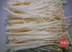 金针菇青菜瘦肉汤的做法图解3