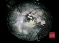 金针菇青菜瘦肉汤的做法图解5