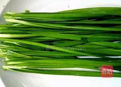 韭菜煎鸡蛋的做法图解1