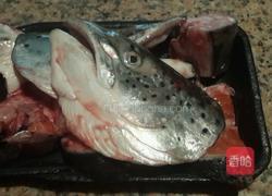 最简单的步骤做一道最鲜美的老干妈鱼头煲(附去腥妙招)的做法图解1