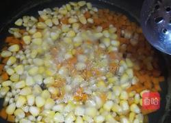 火腿胡萝卜什锦丁炒玉米的做法图解3