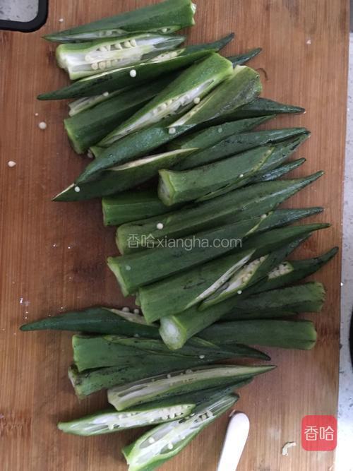 洗干净之后，切两半，好入味。（重口味的妹子）