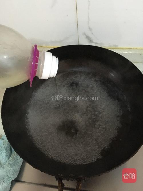 清水烧开后倒入植物油，这样秋葵煮出来绿绿的，好看。