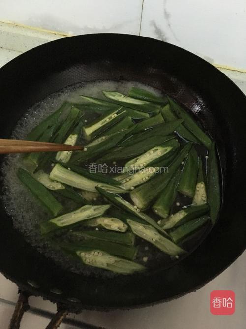 再把秋葵放进开水中烫煮两分钟左右就可以了。看颜色变了，就行。