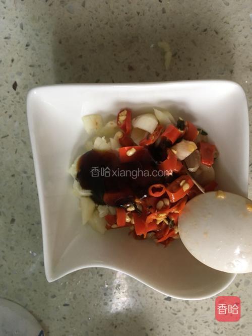 起锅之后，把开始准备后的辣椒蒜放油锅里爆一下。