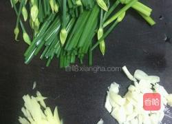 猪腰炒韭菜花的做法图解2