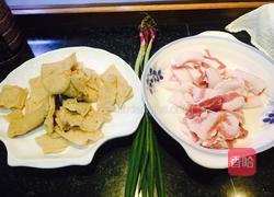 五花肉焖炸豆腐的做法图解1
