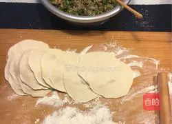 Illustration of how to make steamed buns with pork and cowpea stuffing 5