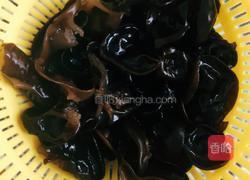 洋葱拌木耳的做法图解3