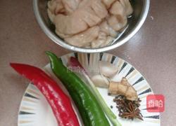 双椒炒肥肠的做法图解1