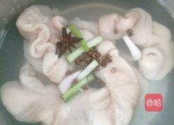 双椒炒肥肠的做法图解2