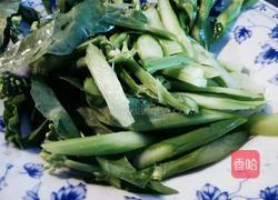 猪油渣炒芥兰的做法图解2