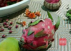 花朵水果冰雪碧特饮的做法图解1