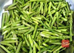 芦笋炒肉的做法图解1