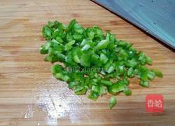 五彩剁椒皮蛋的做法图解2