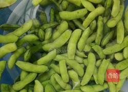 蓝调盐水煮毛豆的做法图解1