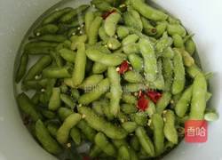 蓝调盐水煮毛豆的做法图解2