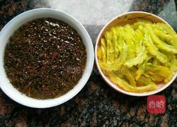 苦瓜酸菜汤的做法图解1