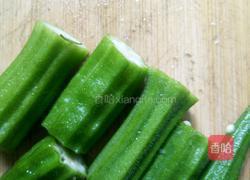 青椒焦香秋葵的做法图解3