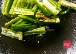 青椒焦香秋葵的做法图解4