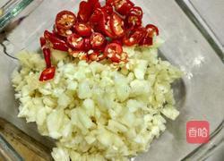 蒜香酸辣鸡脚的做法图解2