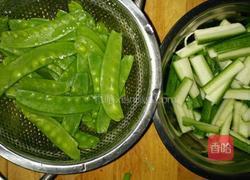 丝瓜炒荷兰豆的做法图解2