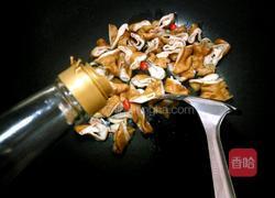 酸菜炒肥肠的做法图解5