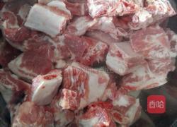 排骨炖豆角的做法图解1
