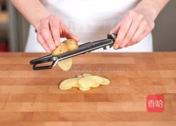 炸鱼配土豆片的做法图解2