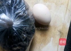 黑木耳鸡蛋汤的做法图解1