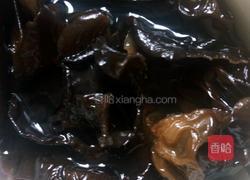 黑木耳鸡蛋汤的做法图解2